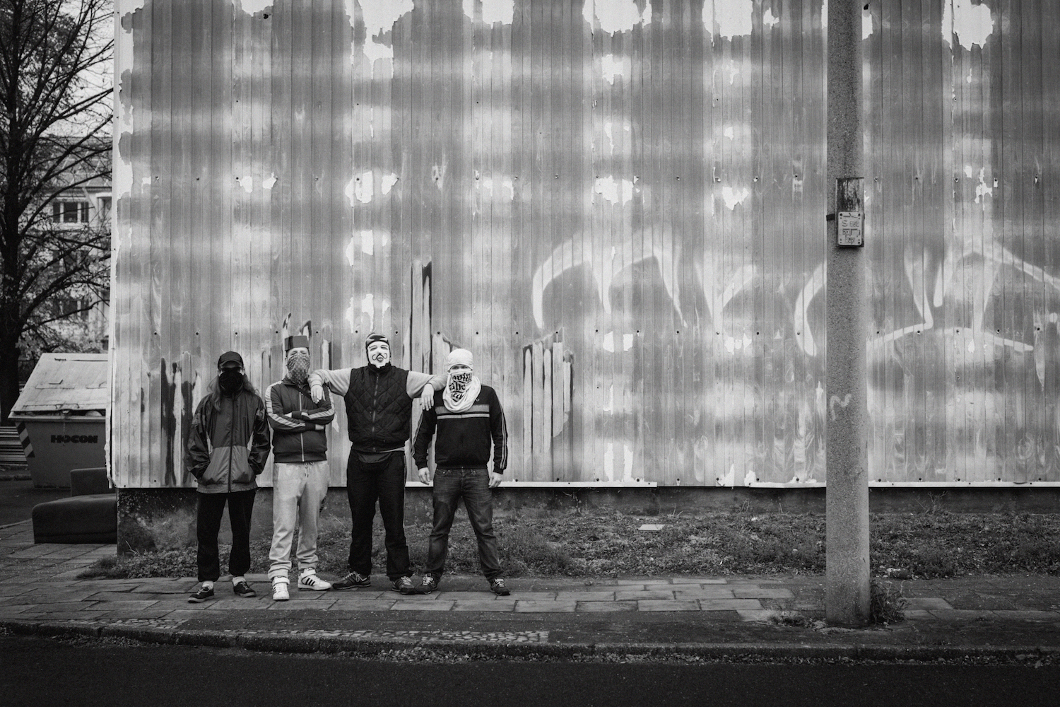 Waving The Guns "Endlich wird wieder getreten" + Tour