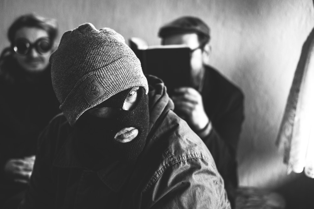 Waving The Guns - Neues Video: Das Privileg