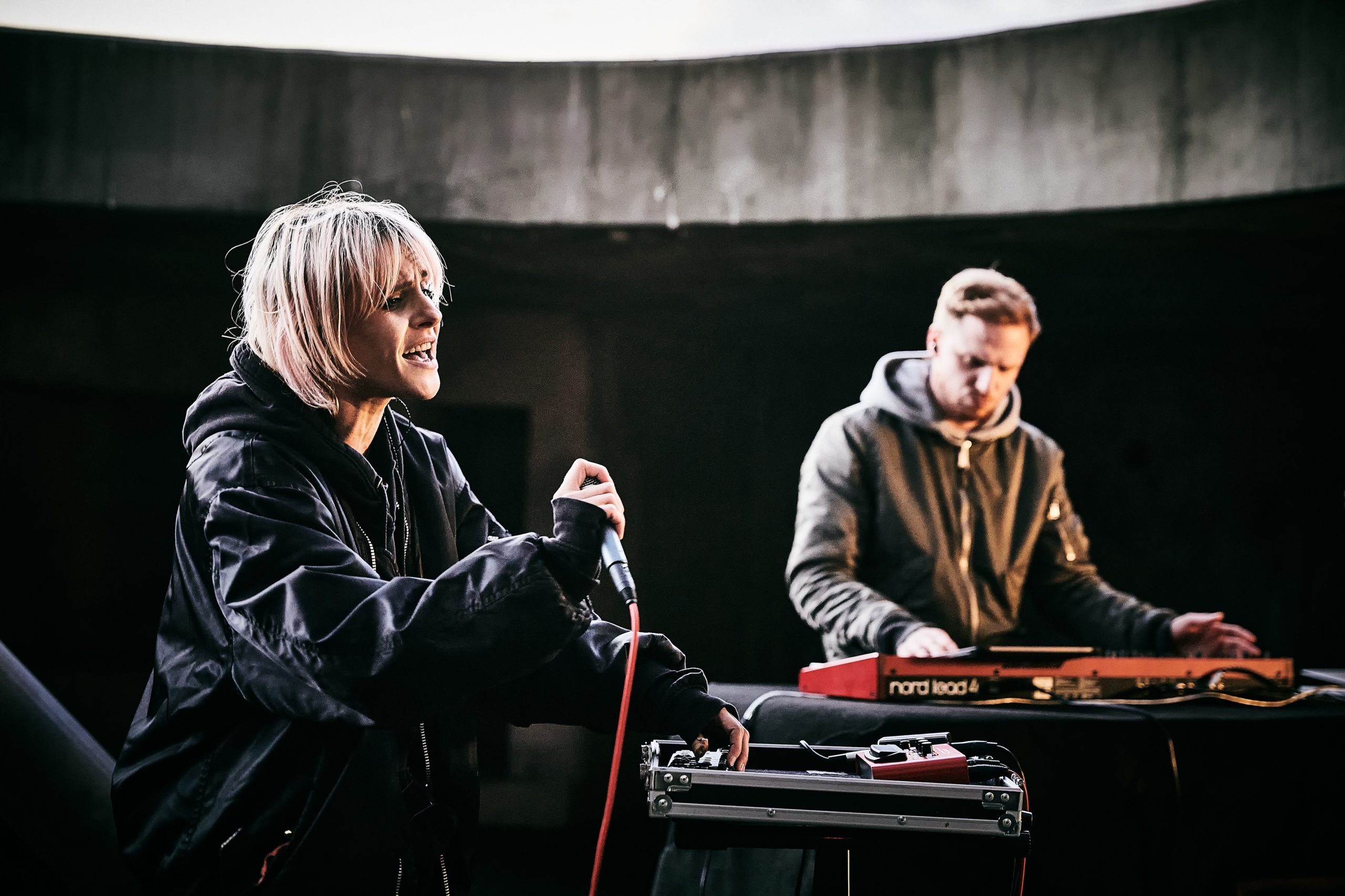 shi offline mit neuer Single "God Is A Witch"
