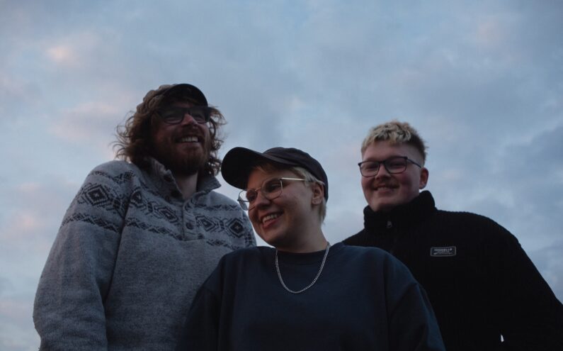 scheitern.dreitausend ver&ouml;ffentlichen heute ihr Album "Unentschieden f&uuml;r immer"!